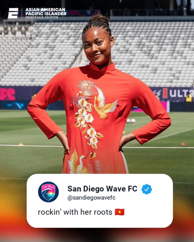 Xúc động hình ảnh nữ cầu thủ gốc Việt đầu tiên chơi ở đội tuyển Mỹ diện áo dài thướt tha- Ảnh 1.