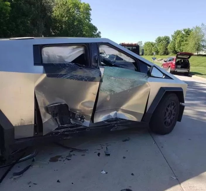 'Xe tăng' Tesla Cybertruck đầu tiên bị đâm nặng lại có 'hung thủ' vô cùng bất ngờ tới từ Ford- Ảnh 3.