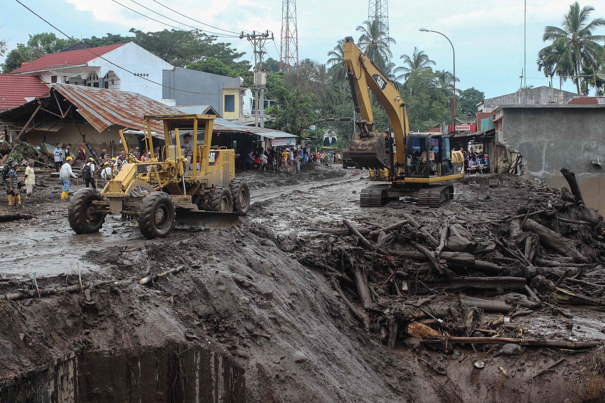Chùm ảnh: Lũ lụt càn quét gây chết người, tạo cảnh tượng kinh hoàng tại Indonesia- Ảnh 10.