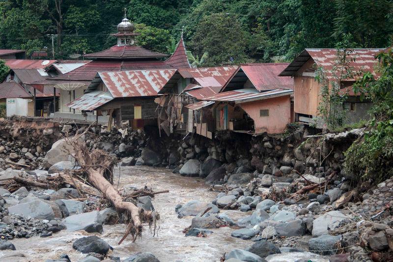 Chùm ảnh: Lũ lụt càn quét gây chết người, tạo cảnh tượng kinh hoàng tại Indonesia- Ảnh 1.