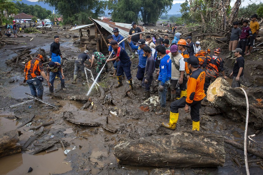 Chùm ảnh: Lũ lụt càn quét gây chết người, tạo cảnh tượng kinh hoàng tại Indonesia- Ảnh 9.