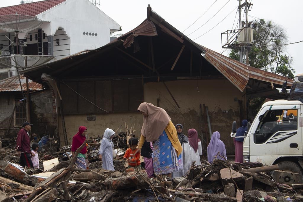 Chùm ảnh: Lũ lụt càn quét gây chết người, tạo cảnh tượng kinh hoàng tại Indonesia- Ảnh 7.