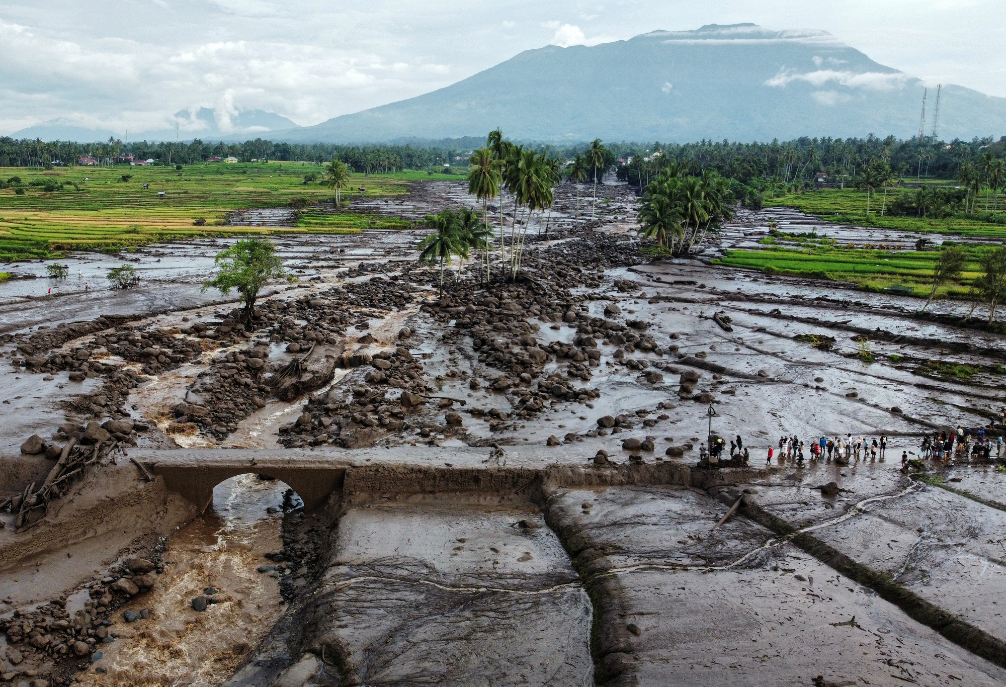 Chùm ảnh: Lũ lụt càn quét gây chết người, tạo cảnh tượng kinh hoàng tại Indonesia- Ảnh 6.