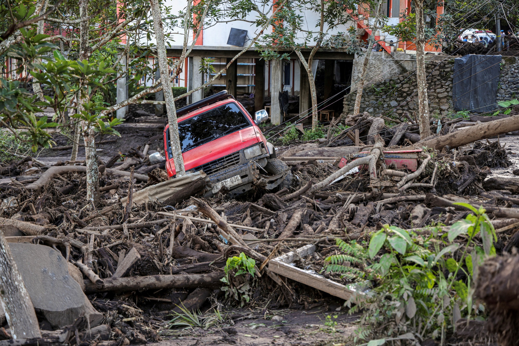 Chùm ảnh: Lũ lụt càn quét gây chết người, tạo cảnh tượng kinh hoàng tại Indonesia- Ảnh 5.