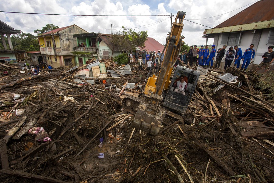 Chùm ảnh: Lũ lụt càn quét gây chết người, tạo cảnh tượng kinh hoàng tại Indonesia- Ảnh 4.