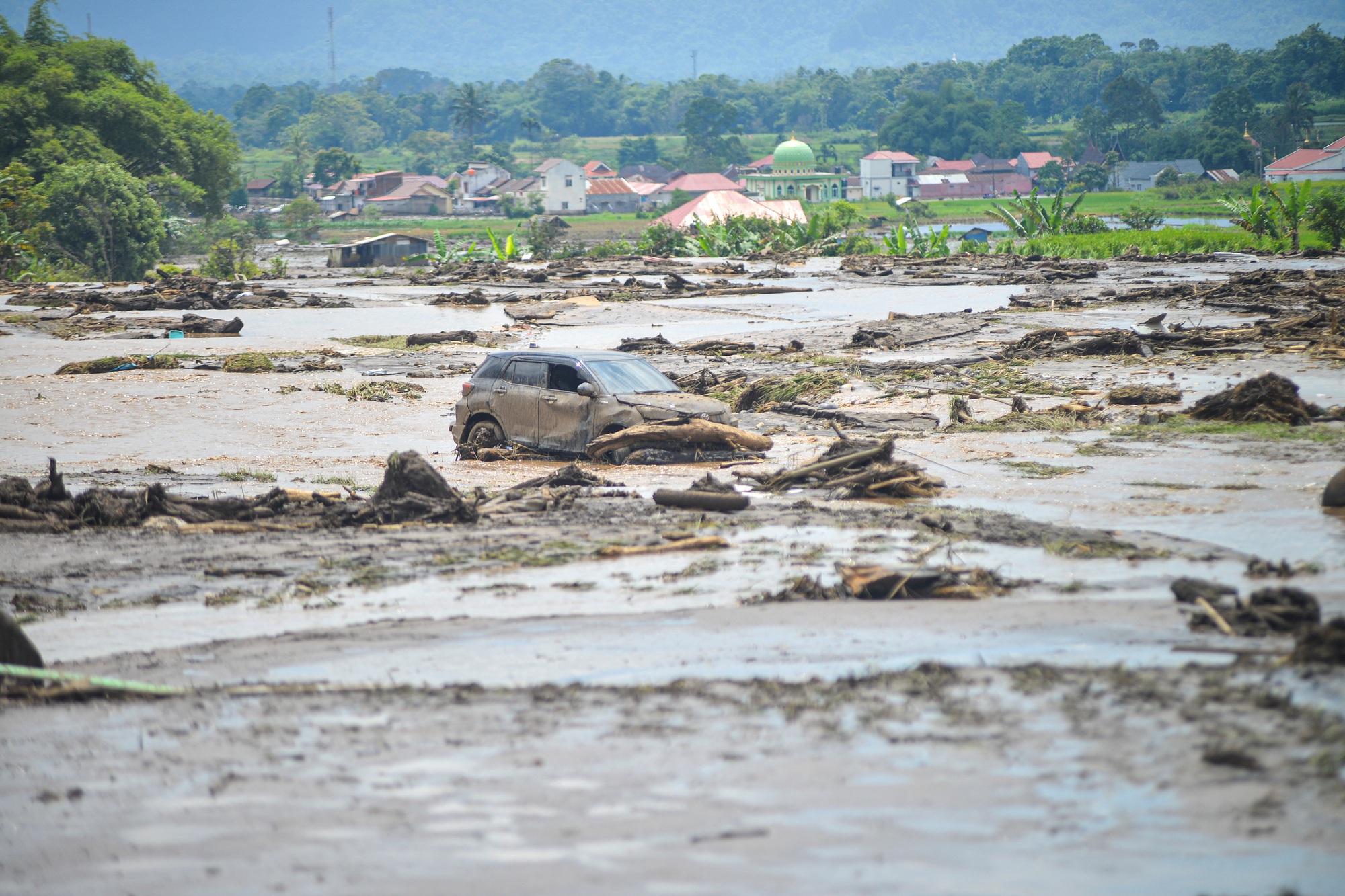 Chùm ảnh: Lũ lụt càn quét gây chết người, tạo cảnh tượng kinh hoàng tại Indonesia- Ảnh 3.