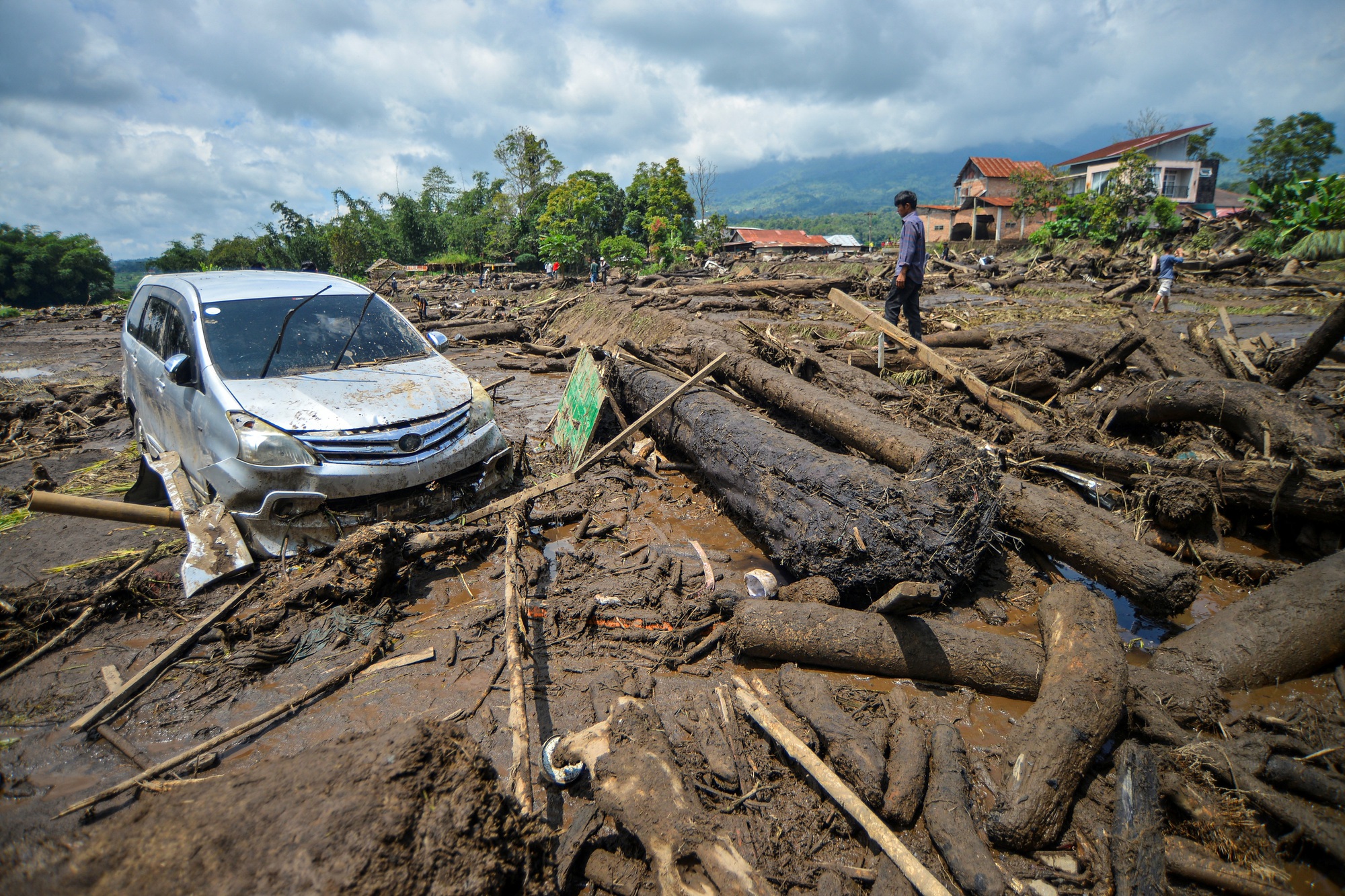 Chùm ảnh: Lũ lụt càn quét gây chết người, tạo cảnh tượng kinh hoàng tại Indonesia- Ảnh 2.