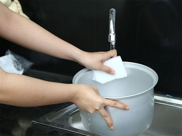 Rửa nồi cơm điện mà ngâm với nước thì mới chỉ làm đúng 1 nửa: Việc đơn giản nhưng nhiều người chủ quan- Ảnh 1.