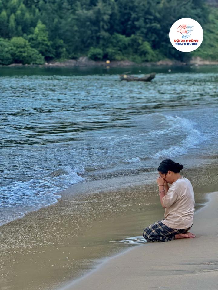Tấm ảnh buồn nhất lúc này: Người mẹ gục khóc, cầu nguyện bên bãi biển Lăng Cô mong chờ phép màu con quay về sau 4 ngày mất tích- Ảnh 1.