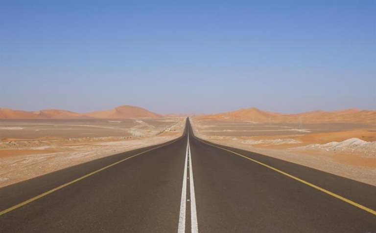 Xẻ ngang sa mạc, Saudi Arabia xây dựng công trình như phim viễn tưởng: Dải bê tông nhựa thẳng tắp dài 240 km, không khúc quanh, không ngã rẽ, lập Kỷ lục Guinness Thế giới- Ảnh 1.