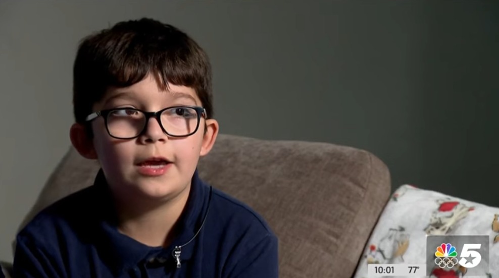 Xả súng kinh hoàng tại Mỹ, cậu bé 9 tuổi nhanh trí bảo vệ tính mạng khiến nhiều người khen ngợi hết lời: Quá thông minh!- Ảnh 1.