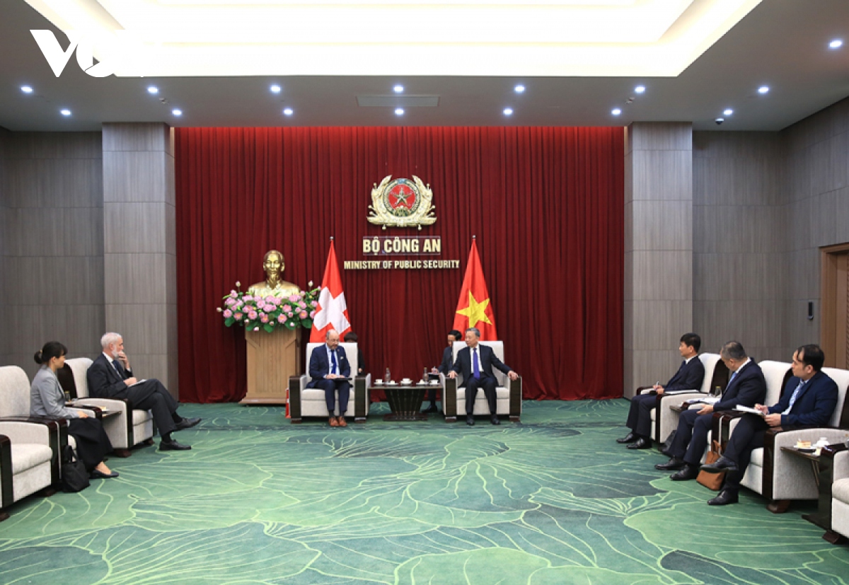 Bộ trưởng Bộ Công an Tô Lâm tiếp Đại sứ Thụy Sĩ tại Việt Nam- Ảnh 3.