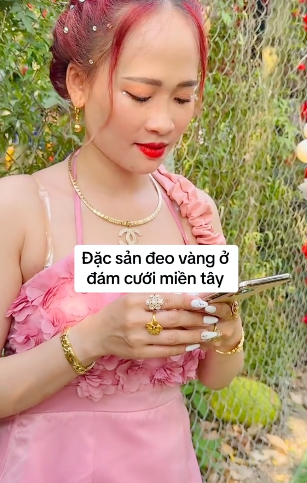 Áp lực nào bằng đi đám cưới miền Tây: Nhìn quanh toàn "phú bà" vàng trĩu cổ, nhẫn đeo đủ 5 ngón... cầm đũa thôi cũng khó khăn!- Ảnh 13.