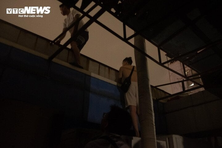 Cháy lớn ở Hà Nội, người dân leo lên mái tôn chạy lửa trong đêm- Ảnh 5.