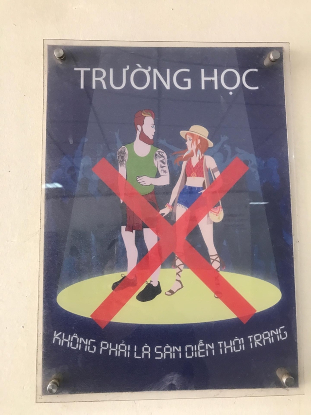 Clip: Tấm biển "Trường học không phải sàn diễn thời trang" nổ ra tranh cãi, sinh viên Sân khấu - Điện ảnh nói gì?- Ảnh 1.