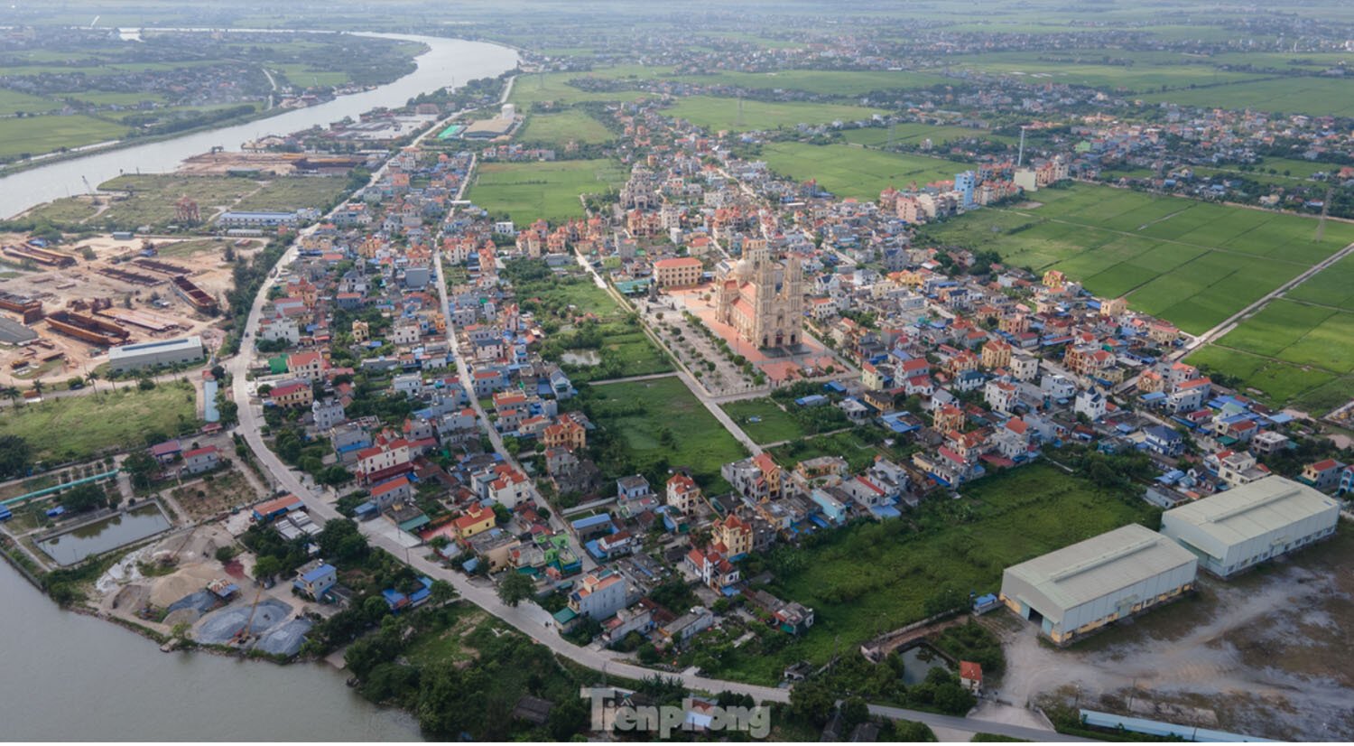 Ngôi làng tỷ phú nức tiếng tại Nam Định: Toàn dinh thự, lâu đài và tàu trăm tỷ xuôi ngược khắp muôn nơi- Ảnh 2.