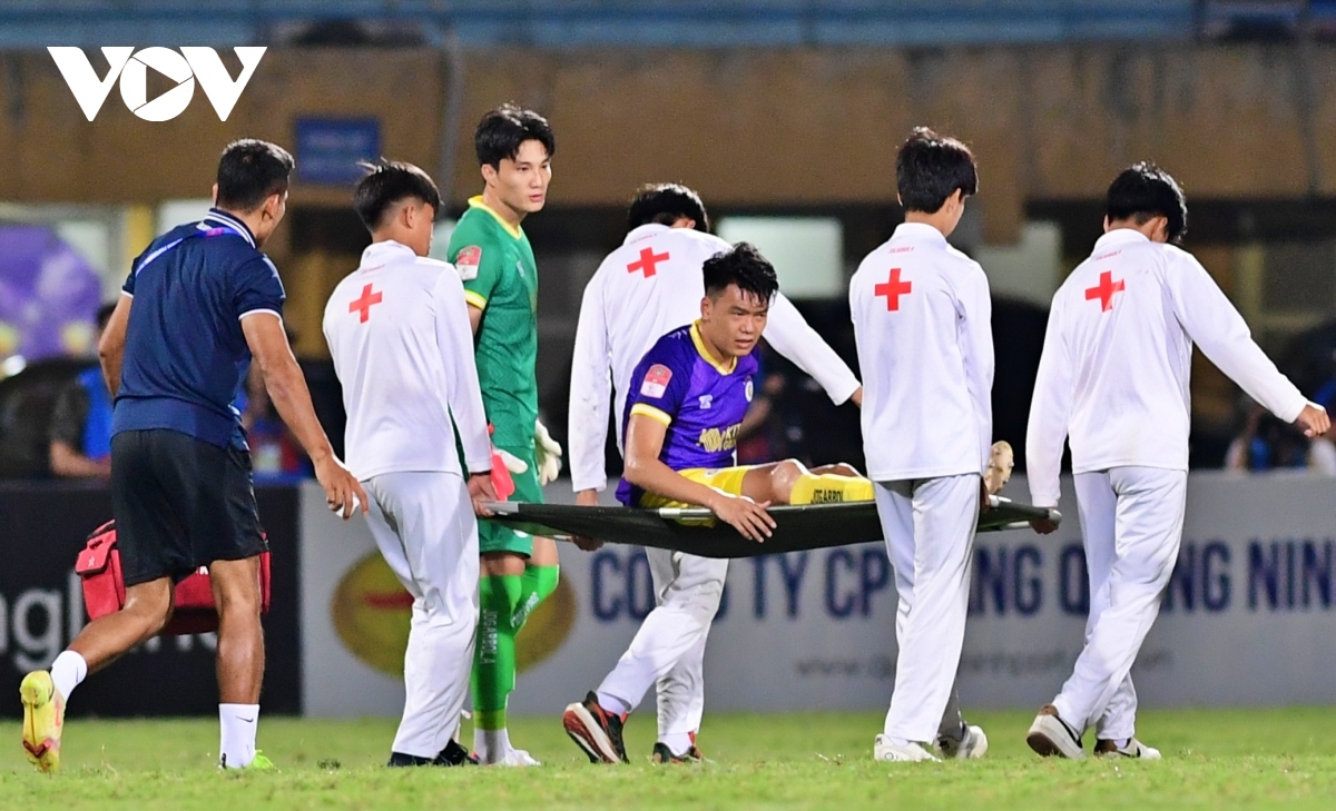 Ngoại binh HAGL cười khó hiểu khi dàn sao Hà Nội FC “la liệt” nằm sân- Ảnh 13.