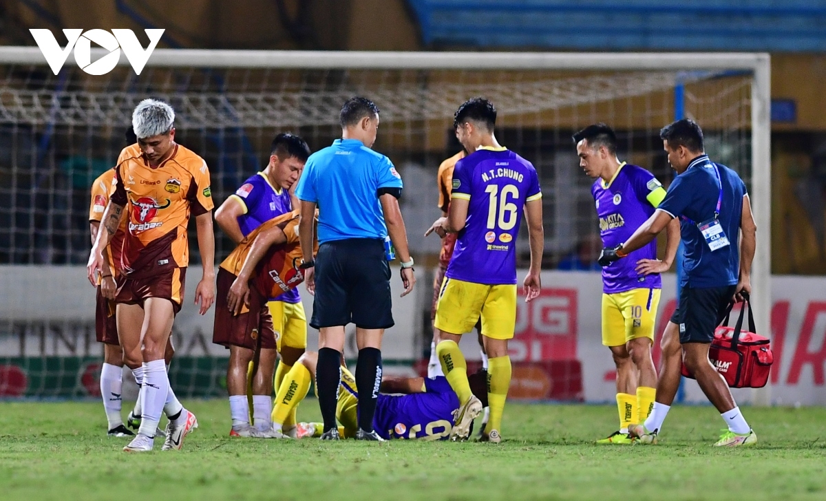 Ngoại binh HAGL cười khó hiểu khi dàn sao Hà Nội FC “la liệt” nằm sân- Ảnh 9.