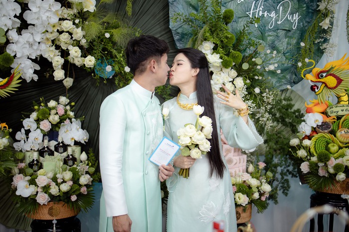 Hồng Duy "Pinky" hôn vợ thạc sĩ ngọt ngào trong lễ ăn hỏi, chàng MC trong đám cưới Công Phượng nay đã lập gia đình- Ảnh 2.