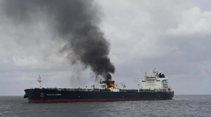 Tàu chở dầu trúng tên lửa ngoài khơi Yemen- Ảnh 1.