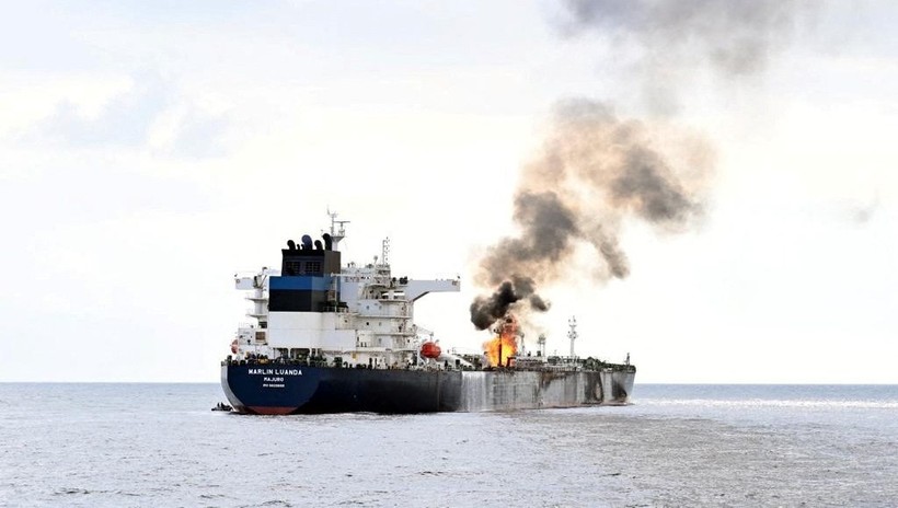 Houthi lần đầu tấn công tàu chở dầu đi từ Nga tới Trung Quốc- Ảnh 1.
