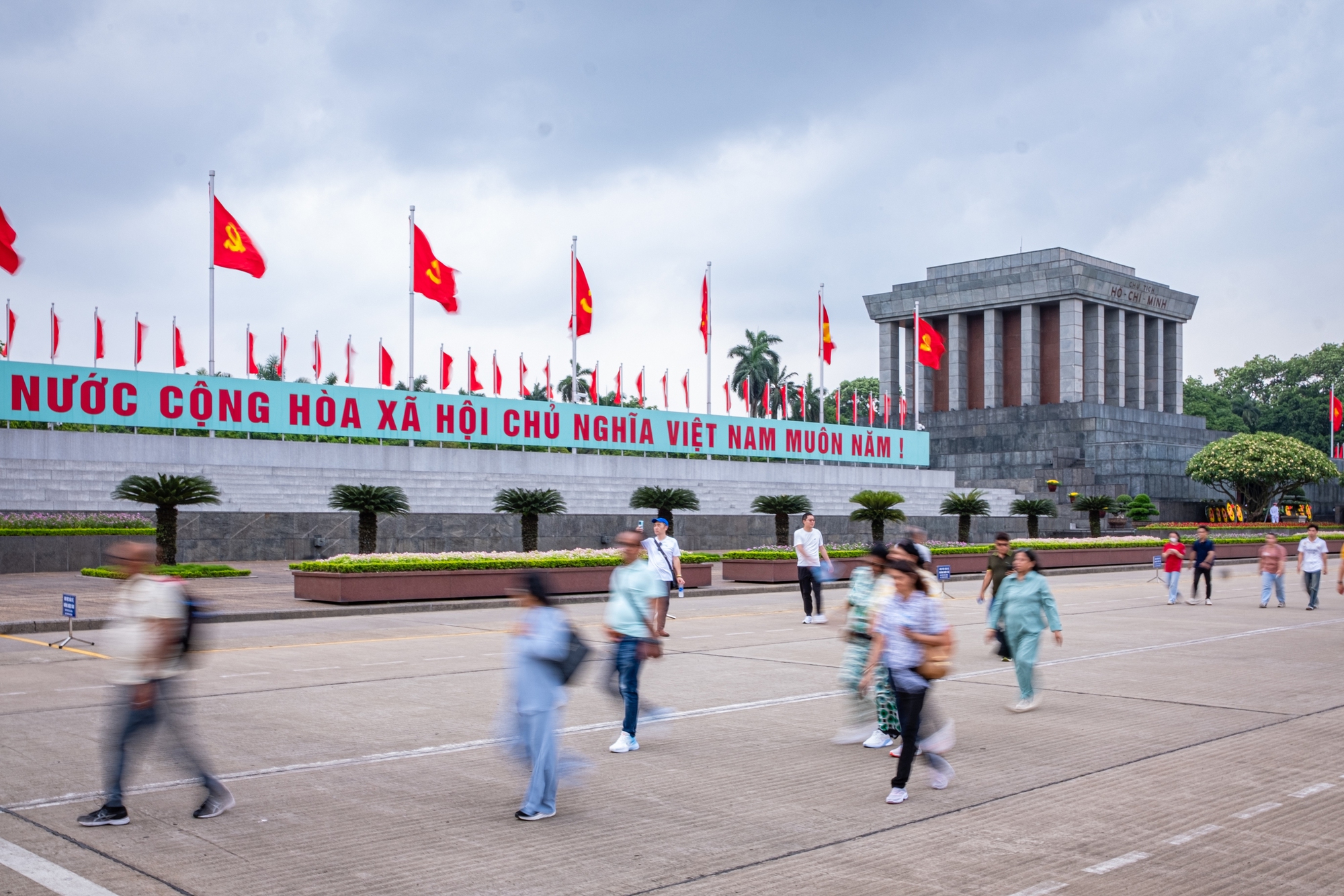 Phố phường Thủ đô rợp cờ hoa kỷ niệm 134 năm ngày sinh Chủ tịch Hồ Chí Minh, dòng người bồi hồi xếp hàng vào Lăng viếng Bác- Ảnh 17.