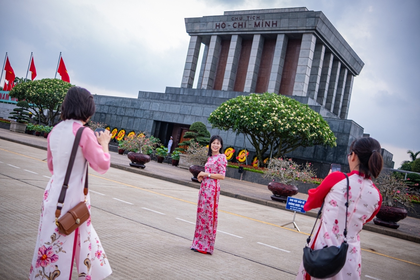 Phố phường Thủ đô rợp cờ hoa kỷ niệm 134 năm ngày sinh Chủ tịch Hồ Chí Minh, dòng người bồi hồi xếp hàng vào Lăng viếng Bác- Ảnh 11.