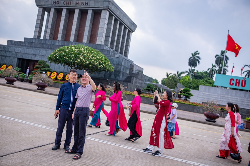 Phố phường Thủ đô rợp cờ hoa kỷ niệm 134 năm ngày sinh Chủ tịch Hồ Chí Minh, dòng người bồi hồi xếp hàng vào Lăng viếng Bác- Ảnh 12.