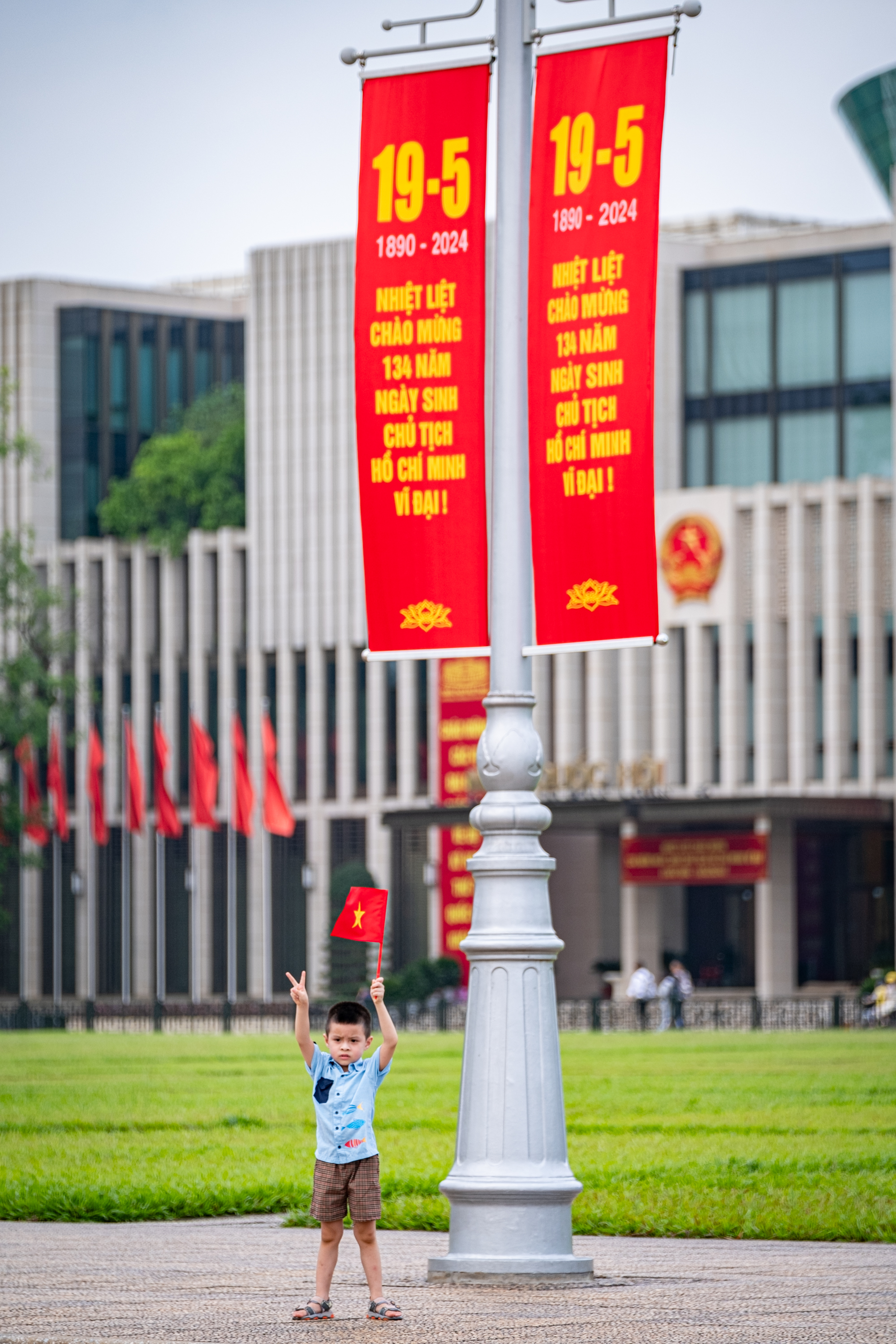 Phố phường Thủ đô rợp cờ hoa kỷ niệm 134 năm ngày sinh Chủ tịch Hồ Chí Minh, dòng người bồi hồi xếp hàng vào Lăng viếng Bác- Ảnh 15.