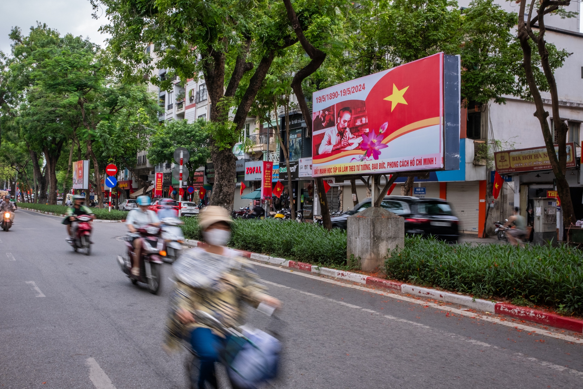 Phố phường Thủ đô rợp cờ hoa kỷ niệm 134 năm ngày sinh Chủ tịch Hồ Chí Minh, dòng người bồi hồi xếp hàng vào Lăng viếng Bác- Ảnh 5.