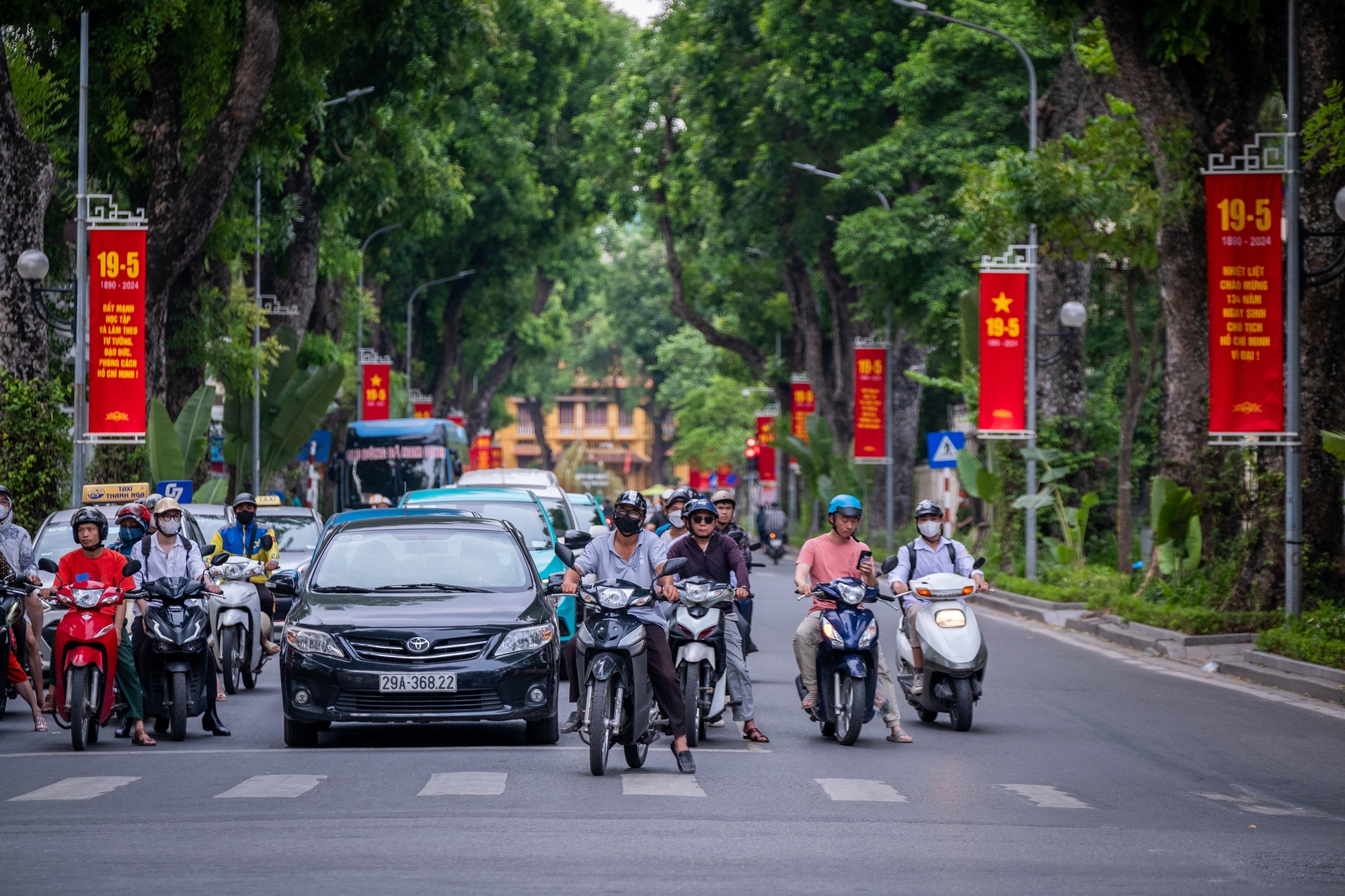 Phố phường Thủ đô rợp cờ hoa kỷ niệm 134 năm ngày sinh Chủ tịch Hồ Chí Minh, dòng người bồi hồi xếp hàng vào Lăng viếng Bác- Ảnh 1.