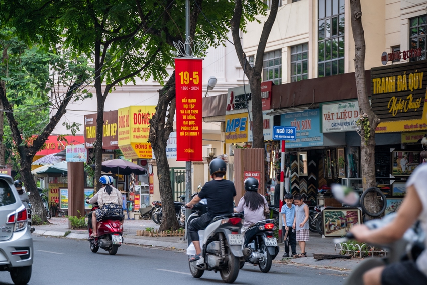 Phố phường Thủ đô rợp cờ hoa kỷ niệm 134 năm ngày sinh Chủ tịch Hồ Chí Minh, dòng người bồi hồi xếp hàng vào Lăng viếng Bác- Ảnh 2.