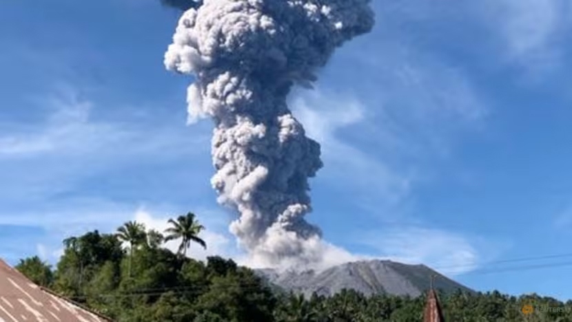 Núi lửa Ibu ở Indonesia phun trào, người dân từ 7 ngôi làng sơ tán- Ảnh 1.