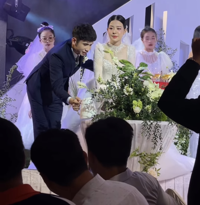 Hé lộ hình ảnh đầu tiên trong đám cưới Hồng Duy và vợ thạc sỹ: Cô dâu xinh đẹp xúc động nắm tay chú rể bước vào lễ đường- Ảnh 3.