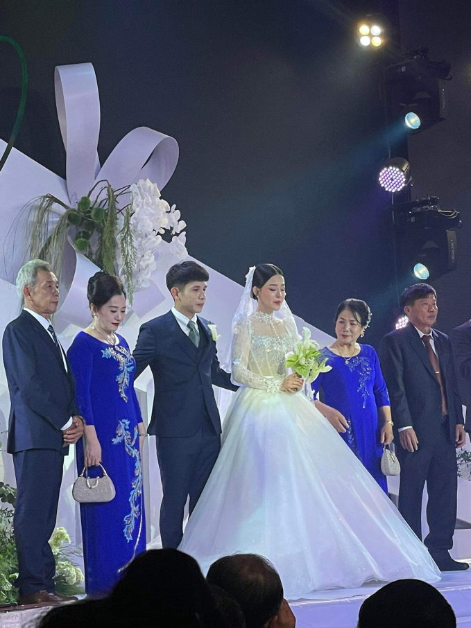 Hé lộ hình ảnh đầu tiên trong đám cưới Hồng Duy và vợ thạc sỹ: Cô dâu xinh đẹp xúc động nắm tay chú rể bước vào lễ đường- Ảnh 2.