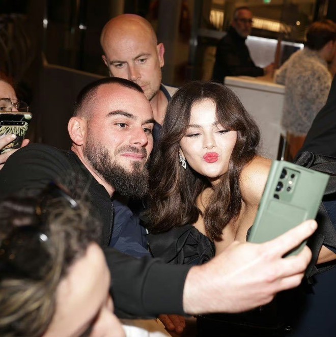Selena Gomez khiến Cannes 2024 “nóng bỏng” hơn, được BTC săn đón ngay từ cửa khách sạn- Ảnh 9.