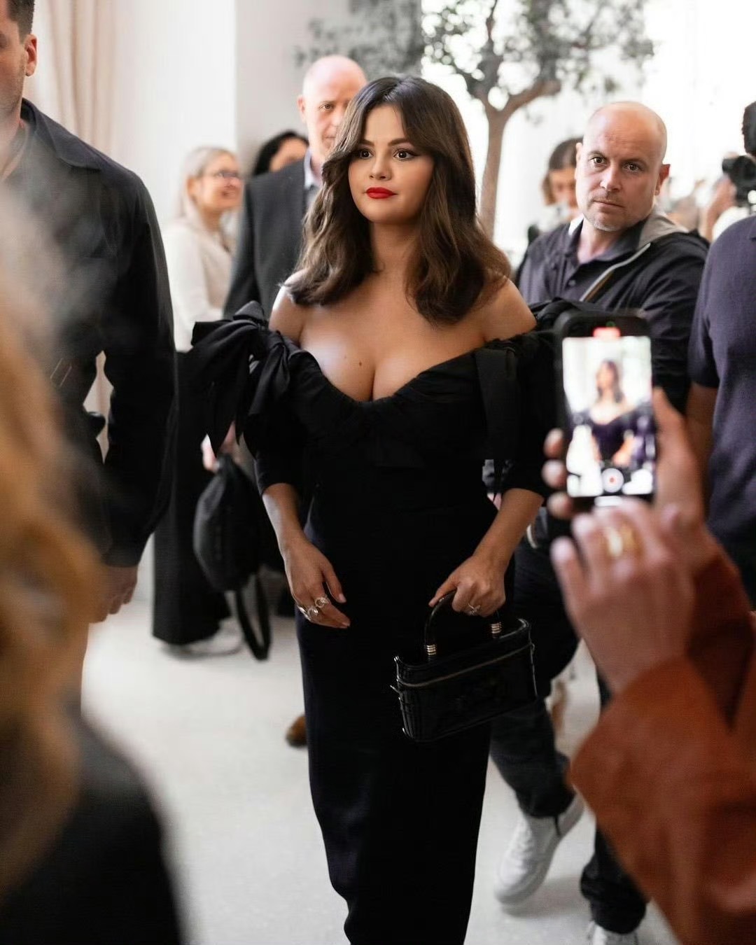 Selena Gomez khiến Cannes 2024 “nóng bỏng” hơn, được BTC săn đón ngay từ cửa khách sạn- Ảnh 7.