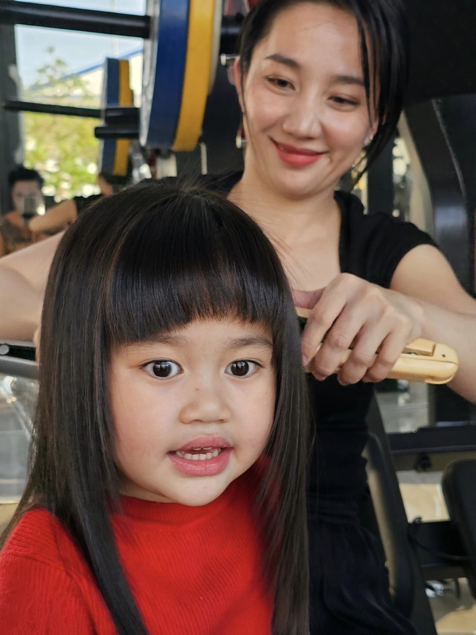 Bà xã vướng tranh cãi vì dùng hóa chất tạo kiểu tóc cho 2 con gái, Lê Dương Bảo Lâm nói gì?- Ảnh 5.