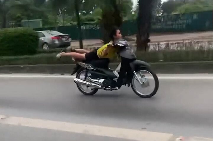 Truy tìm thanh niên nằm trên yên xe máy, lao vun vút trong làn BRT ở Hà Nội- Ảnh 1.