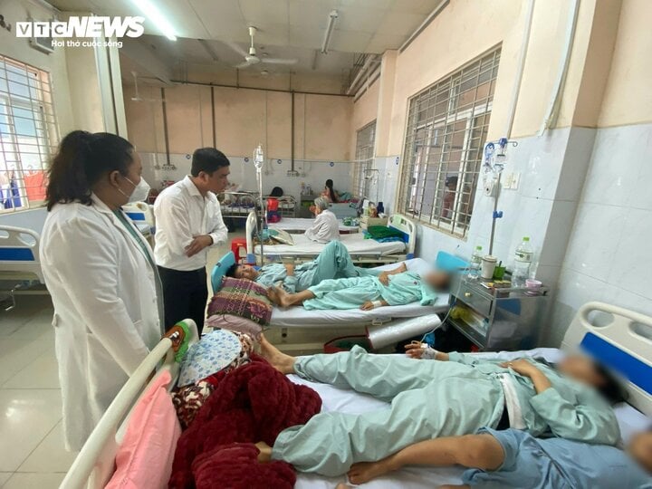 Vụ nghi ngộ độc ở Đồng Nai: 359 người nhập viện, đình chỉ cơ sở bán bánh mì- Ảnh 1.