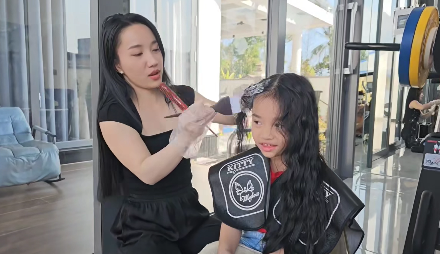 Bà xã vướng tranh cãi vì dùng hóa chất tạo kiểu tóc cho 2 con gái, Lê Dương Bảo Lâm nói gì?- Ảnh 1.