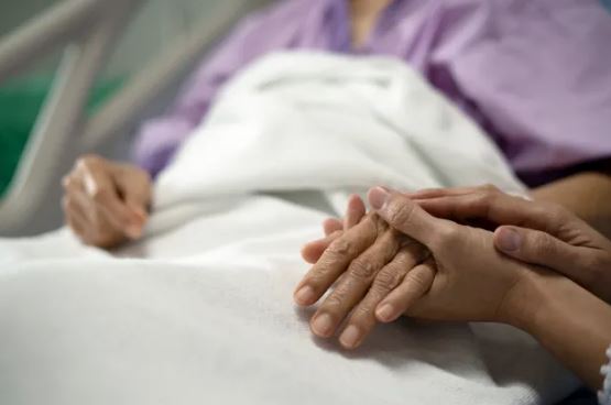 Nữ y tá tiết lộ 6 hiện tượng kỳ lạ bệnh nhân thường trải qua trước khi chết- Ảnh 2.
