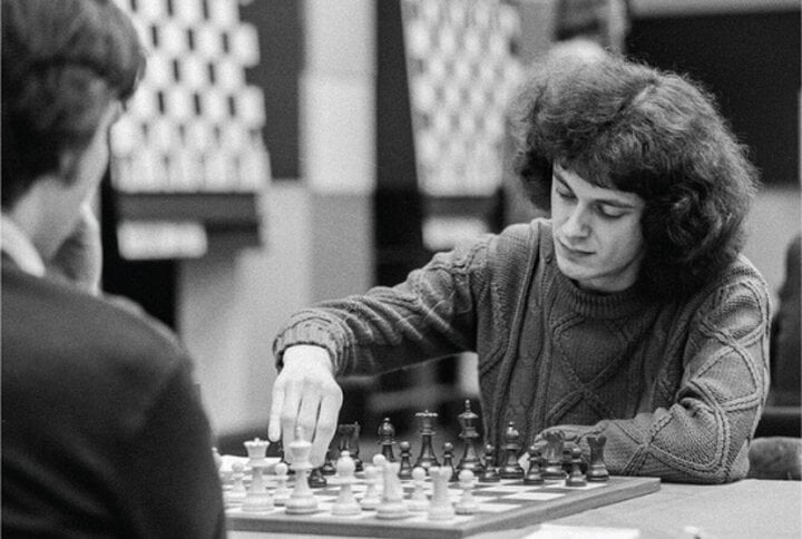 Cuộc sống hiện tại của thiên tài cờ vua nước Anh, 15 tuổi đỗ Đại học Oxford- Ảnh 2.