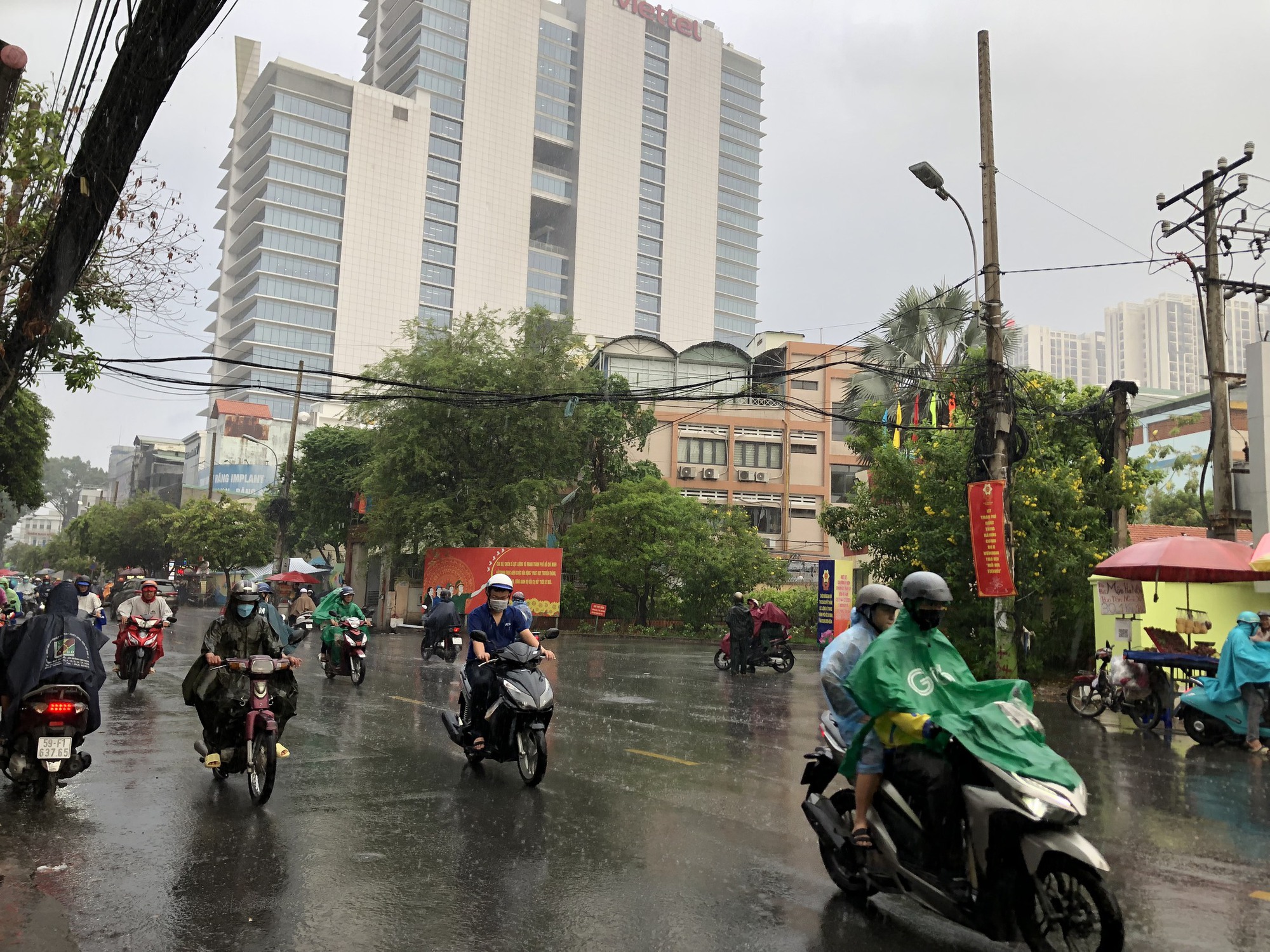 TP HCM mưa trắng trời, gió mạnh khiến nhiều người té ngã- Ảnh 4.