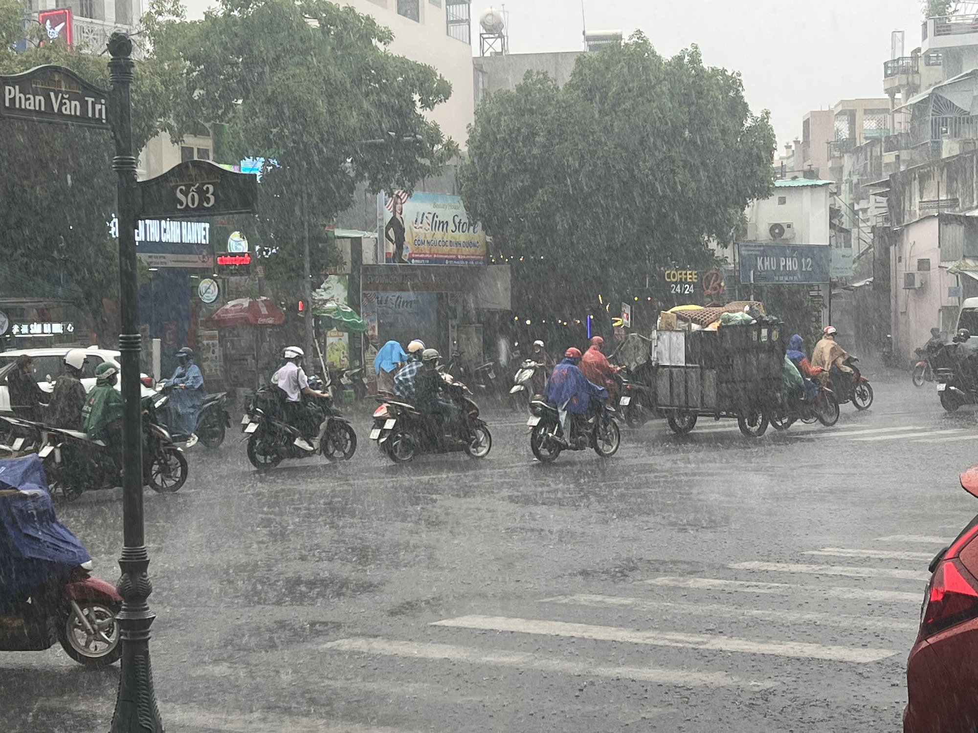 TP HCM mưa trắng trời, gió mạnh khiến nhiều người té ngã- Ảnh 3.