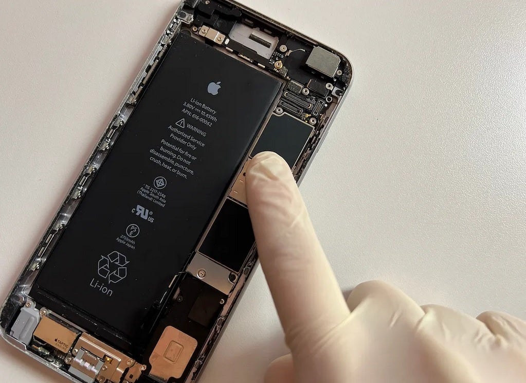 iPhone 16 Pro Max sẽ có dung lượng pin lớn nhất từ trước đến nay?- Ảnh 2.