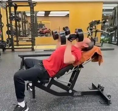 “Tào Tháo nghiện gym” 68 tuổi: Tóc đã bạc nhưng cơ bắp cường tráng như 