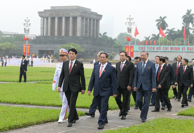 Đại biểu Quốc hội dự Kỳ họp thứ 7 vào Lăng viếng Chủ tịch Hồ Chí Minh- Ảnh 11.