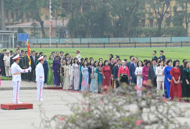Đại biểu Quốc hội dự Kỳ họp thứ 7 vào Lăng viếng Chủ tịch Hồ Chí Minh- Ảnh 8.
