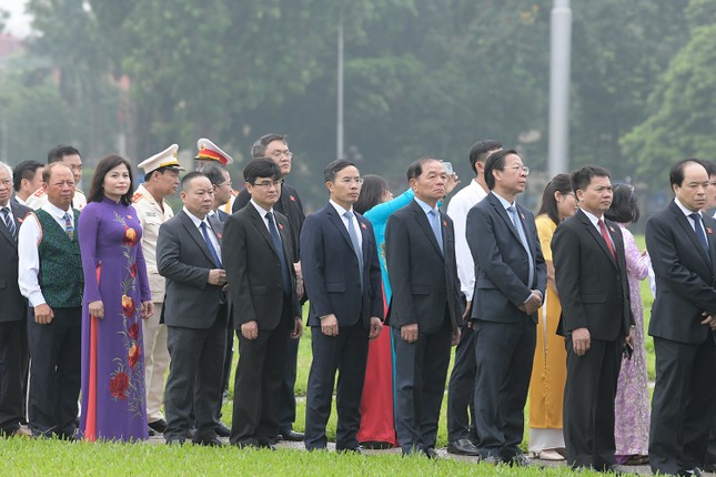 Đại biểu Quốc hội dự Kỳ họp thứ 7 vào Lăng viếng Chủ tịch Hồ Chí Minh- Ảnh 9.